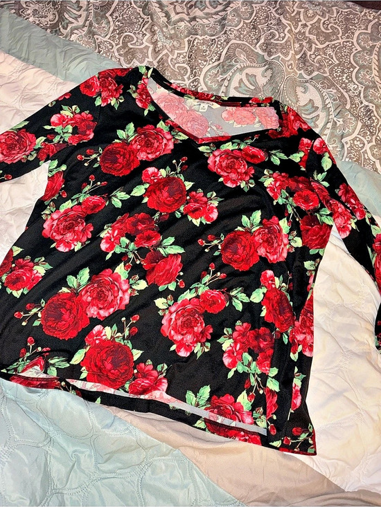 The Pioneer Woman Tops - Pioneer Woman Floral V-Neck Top Black & Red XL